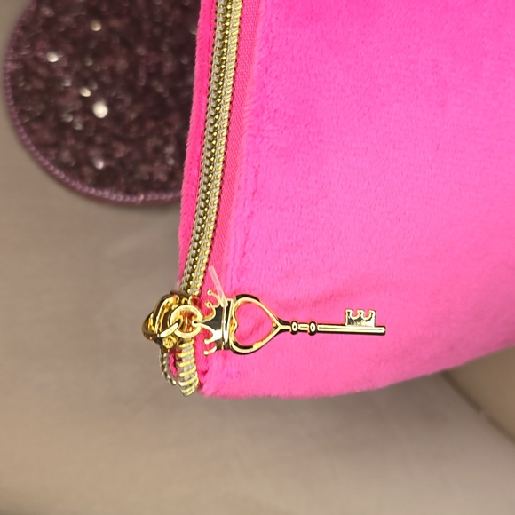 πHPπJuicy Couture πNWOTπ Beautiful Pink Velvety Large Cosmetic Bag!πππ - Picture 4 of 10